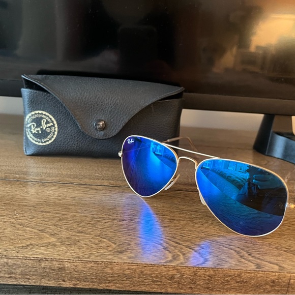 RayBan Sunglasses! GREAT CONDITION. Case included! main image 4